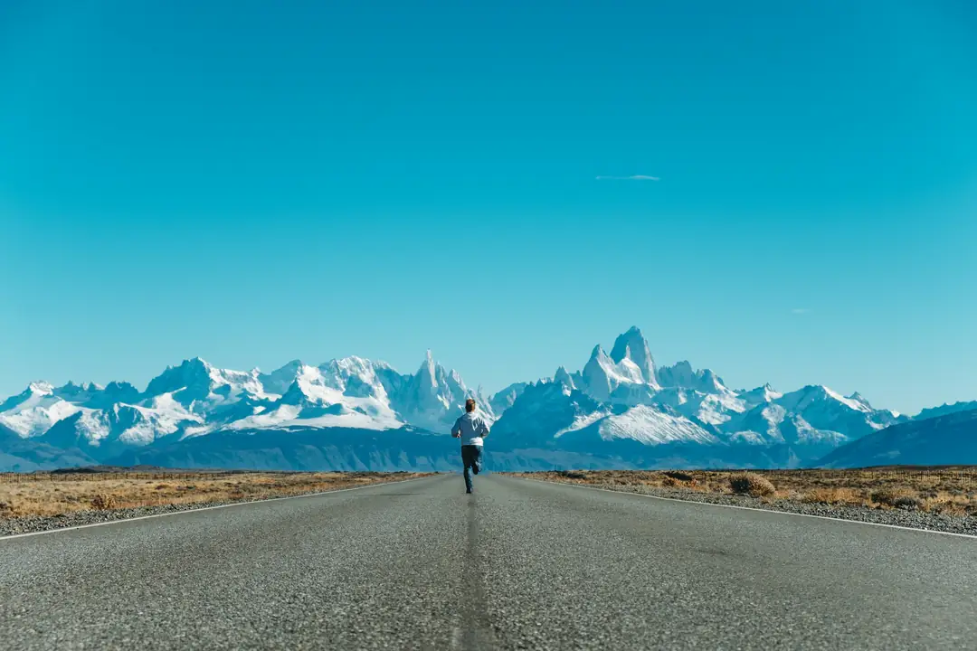 Karlı zirvelere uzanan boş yol